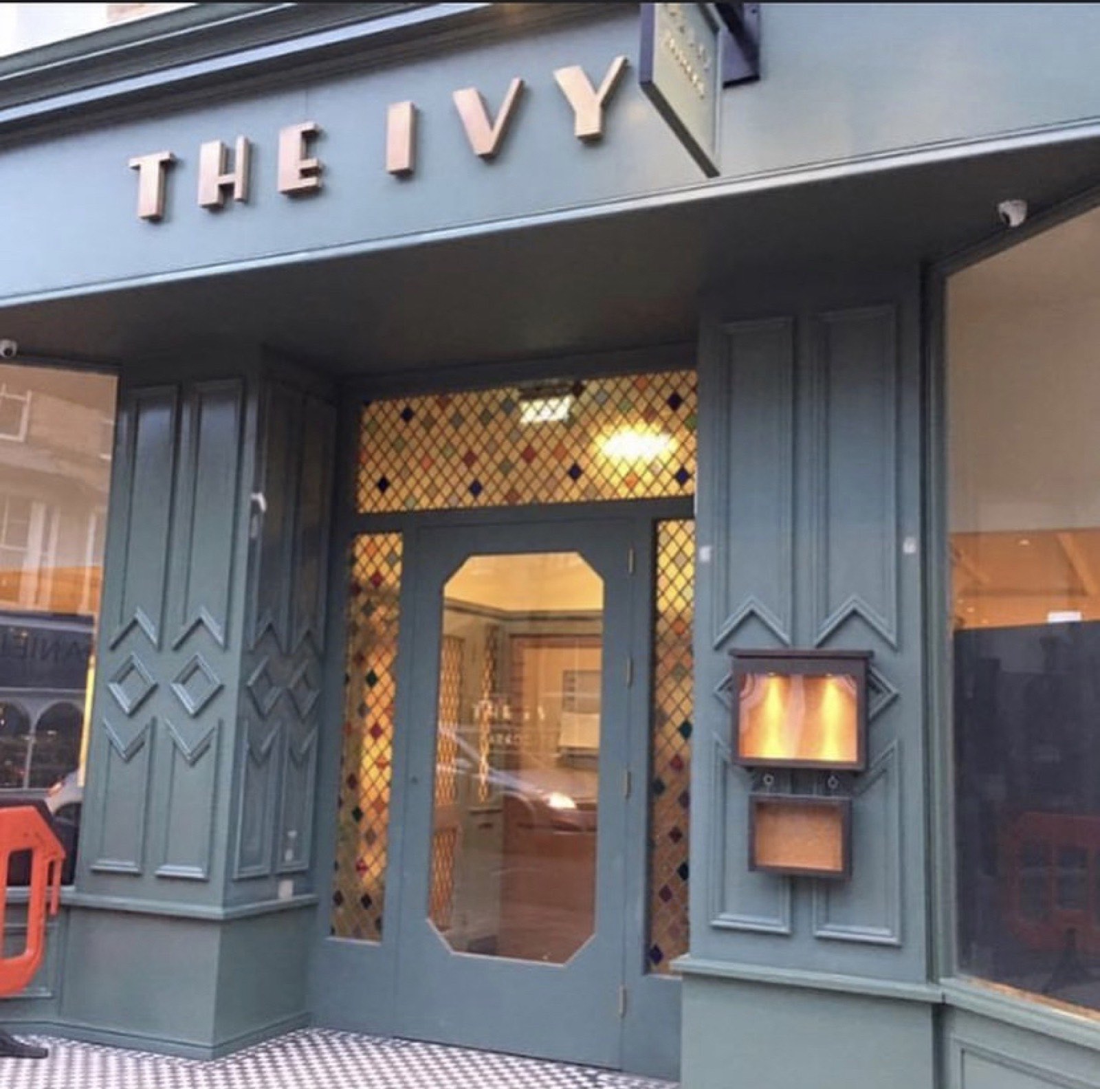Commercial spray painting The Ivy restaurant facade